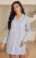 Pyjama femme gris avec cœur rose, boutons roses et col chemise, confortable et élégant