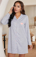 Pyjama femme gris avec cœur rose, boutons roses, confortable et élégant pour détente