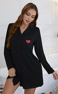 Pyjama femme noir avec cœur rouge, boutons rouges, élégant et confortable pour détente