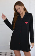 Pyjama femme noir à boutons rouges et cœur rose, élégant et confortable pour détente