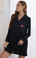 Pyjama femme noir avec cœur rose, boutons rouges, élégant et confortable pour détente