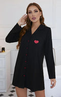 Pyjama femme noir avec cœur rose, boutons rouges, élégant et confortable pour détente