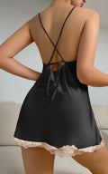 Pyjama femme noir soyeux avec dos croisé et dentelle, idéal détente et confort