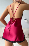 Pyjama femme satiné rouge dos nu avec dentelle et lien ajustable, élégant et confortable pour détente