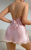 Pyjama femme rose satiné dos nu avec dentelle et lien ajustable, confort et élégance pour détente