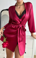 Robe de chambre satinée bordeaux avec dentelle noire, idéale pour détente et confort féminin