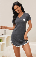 Pyjama femme gris avec cœur blanc et dentelle, confortable et élégant pour la détente