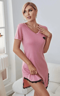 Pyjama femme rose à col en V et dentelle noire, confortable et élégant pour détente