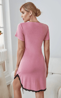 Robe de nuit rose à manches courtes avec dentelle noire, confortable et élégante pour femme
