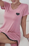 Pyjama femme rose avec cœur noir et dentelle, confortable et élégant pour détente