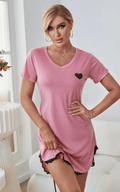 Pyjama femme rose avec cœur noir et dentelle, confortable et élégant pour détente à la maison