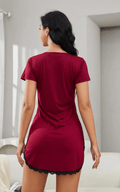 Pyjama femme rouge bordeaux à manches courtes avec bordure en dentelle noire, idéal pour la détente à la maison