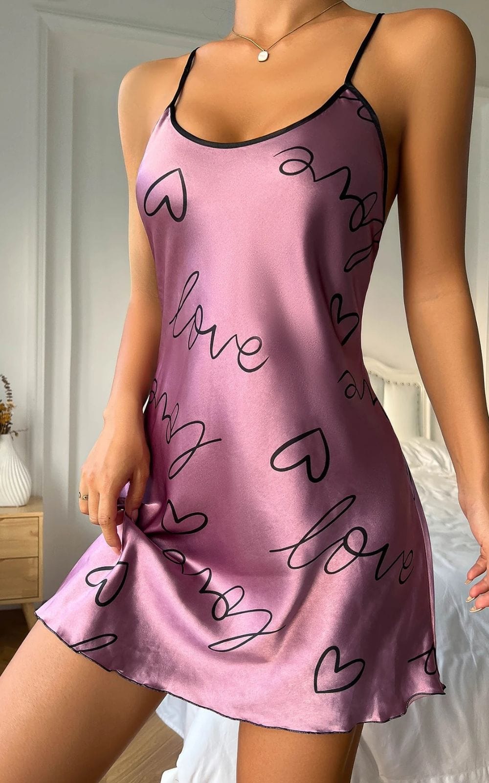 Pyjama femme satin rose imprimé coeurs et mots d'amour, confortable et élégant pour détente