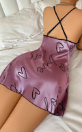 Pyjama femme satin rose pâle à motifs coeurs et inscriptions 'love', dos croisé, idéal détente et confort